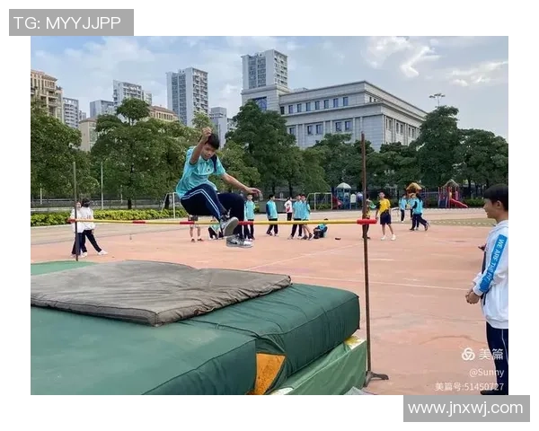 西瓜与足球球星的完美结合:他们背后的健康秘密与运动激情 西瓜与足球球星的完美结合:他们背后的健康秘密与运动激情