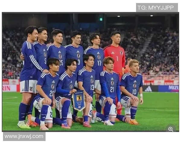 足球巨星同框合影展现友谊风采引发球迷热议瞬间成网络焦点