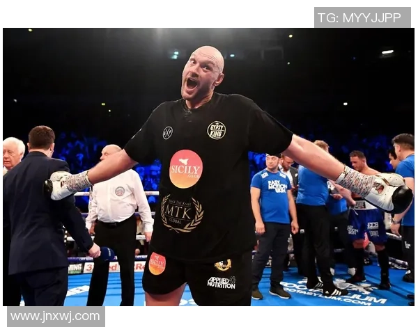 足球巨星怒拳争锋，绿茵场上掀起激烈对决，谁才是真正的拳王